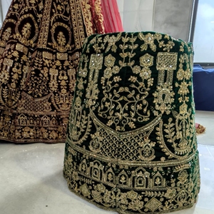Conjunto de Lehenga Choli de terciopelo real con bordado elaborado, Dori decorativo, trabajo de diamantes y dupatta de malla de Royal Export - Product Image 4