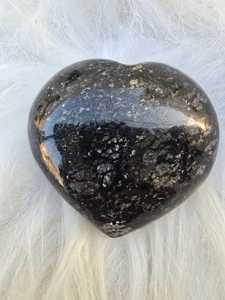 Cœur gonflé en Nuummite de qualité supérieure, bijou en pierre semi-précieuse naturelle, magnifique pour la méditation - Product Image 4