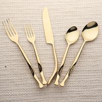 Ensemble de couverts en métal argenté poli pour table de dîner formelle et arrangement de banquet de luxe