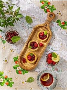 Plateau de service rond en bois massif fait main, jetable, avec poignée et motif sculpté, pour la maison, les mariages, les fêtes, la décoration de cuisine, ou comme cadeau - Product Image 1
