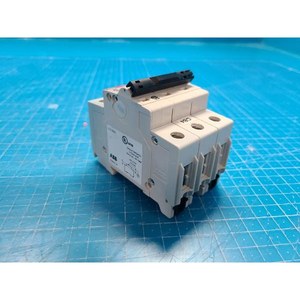 ระบบสำคัญ32-02031R C4F6-q 100SCCM ตัวควบคุมการไหลของก๊าซที่ใช้เป็นชิ้นส่วนอุปกรณ์เซมิคอนดักเตอร์รุ่นเก่า - Product Image 1