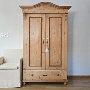 Armoire de rangement de luxe en bois massif artisanal à 2 portes avec tiroir de base, finition naturelle - Product Image 1