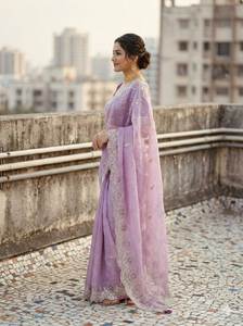 Sari indien traditionnel festif avec un travail de découpe Arco complexe et un C-Pallu brodé - Product Image 2