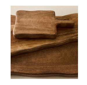 Planche à découper rectangulaire en bois avec poignée pour servir charcuterie et fromages - Product Image 4