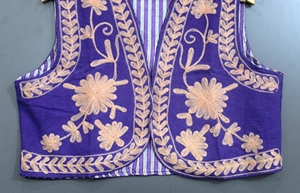 Gilet sans manches boutonné pour homme, col en V, respirant, avec broderie florale violette et logo personnalisé, idéal pour l'été - Product Image 6