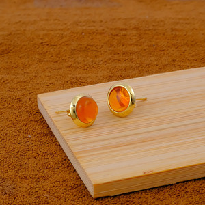 Pendientes de tuerca redondos de cornalina hechos a mano con cabujón, chapados en oro, minimalistas y delicados, joyería para mujer. - Product Image 5