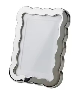 Cadre photo en métal et verre au design haut de gamme, élégant porte-photo, présentoir de table, accessoire de décoration moderne pour la maison - Product Image 2