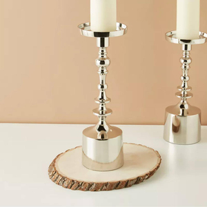 Ce porte-bougie en argent au design élégant avec une base ronde stable est parfait pour ajouter une touche d'élégance à votre décoration intérieure. - Product Image 6