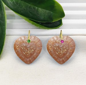 Colgante DIY de 20mm con piedra preciosa de piedra lunar de durazno tallada en forma de corazón - Proveedor mayorista de joyería con dijes de corazón chapados en oro - Product Image 1