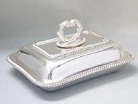 Plat à chafing élégant en acier inoxydable doré avec couvercle et poignée ornée, capacité 150L, chauffage à l'alcool pour buffet d'hôtel