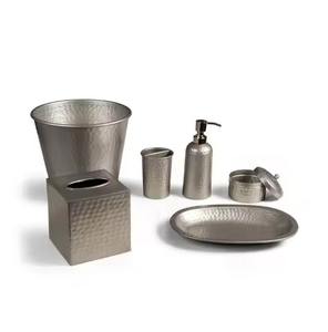 Juego de Accesorios de Baño de Metal: Dispensador de Jabón, Portacepillos, Jabonera y Cubo de Basura - Product Image 1