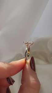 SATVIK RATNA Bague de fiançailles solitaire en or 14 carats avec diamant de laboratoire taille coussin allongée de 3 carats, certifiée IGI, et bande large en forme de cigare - Product Image 3
