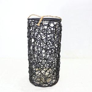 Lanterne suspendue cylindrique en métal noir et plastique faite à la main pour la décoration de la maison - Product Image 4