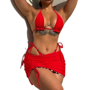 Conjunto de bikini de dos piezas rojo para mujer, top halter cruzado, braguita con lazo lateral, color sólido, elástico - Product Image 3