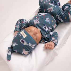 Ropa de bebé con estampado de explorador espacial con cremallera de elastano de bambú de calidad superior - Product Image 1