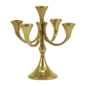 Impresionante candelabro de latón de tres brazos con diseño grabado para decoración del hogar, decoración de mesa, uso en iglesia y hogar. - Product Image 3