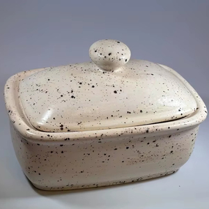 Recipiente Rústico para Mantequilla con Tapa y Base Profunda, Cubierta Segura y Elegante para la Cocina - Product Image 1