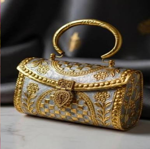 Bolso de mano tradicional de latón dorado con intrincados motivos florales y asa superior curvada, disponible a precios de mayorista. - Product Image 4