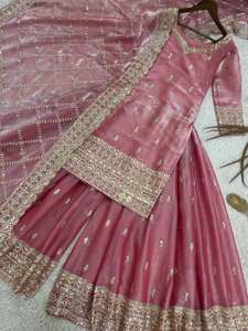 Lehenga Choli Bordado de Diseñador con Dupatta de Red – Vestido Étnico Indio para Mujer, Ideal para Bodas y Fiestas - Product Image 3