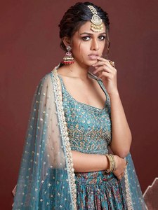 Lehenga Choli bordado en color verde azulado con dupatta de red, top corto con cuello barco y vestido de dama de honor de corte A hasta el suelo. - Product Image 4