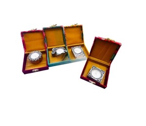 Nueva Caja de Regalo con Diseño Pichwai en MDF con Portavelas para Regalos de Aniversario y Recuerdos de Boda - Product Image 1