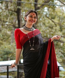 Sari en soie noir et rouge, robe de mariage indienne traditionnelle avec motif à bordure, longueur au sol pour femmes - Product Image 4