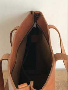 กระเป๋าโท้ทหนังแท้ทำมือสำหรับผู้หญิง รุ่นใหม่ล่าสุด ปี 2026 พร้อมซิปปิด ใช้ได้ทุกวัน ขนาดใหญ่ รุ่น LTB-0308 - Product Image 5