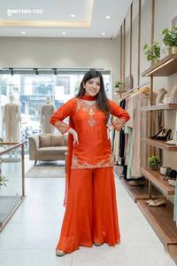 Impresionante conjunto de Mul Chanderi de colores vibrantes con top y dupatta con bordados a mano, fabricado en India. Compra en línea en India. - Product Image 5