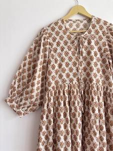 ชุดเดรสลำลองสำหรับผู้หญิงใส่สบายในฤดูร้อน ผ้าฝ้าย แขนพอง ผูกคอ เอวยางยืด ทรงหลวม ชายกระโปรงไม่สมมาตร เหมาะสำหรับฤดูใบไม้ผลิ - Product Image 3