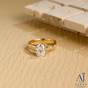 Anillo de Compromiso Ovalado de Moissanita Color Oro con Piedras Laterales, Anillo de Boda Nupcial - Product Image 1