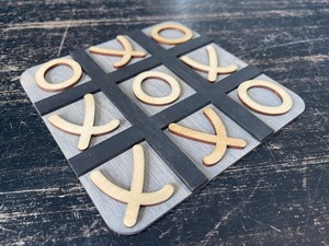 Jeu de Tic Tac Toe en bois artisanal pour enfants et cadeaux d'anniversaire, coloré avec des pièces rotatives fixes - Product Image 1