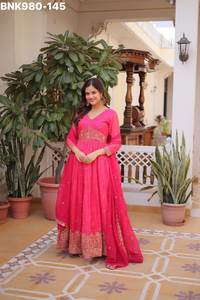 Fournisseur de magnifiques tenues indiennes en soie russe avec broderies, paillettes et imprimés numériques, robes et ensembles dupatta, de Surat. - Product Image 6