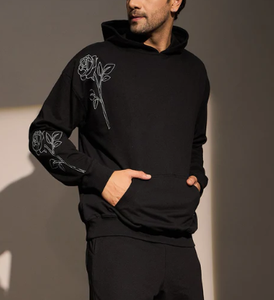 เสื้อฮู้ดดี้สีดำพิมพ์ลายวินเทจทรงโอเวอร์ไซส์สำหรับผู้ชาย ผ้าฟลีซพรีเมียม สวมใส่สบาย สไตล์สตรีทแวร์  รักษาสิ่งแวดล้อม น้ำหนัก 360 กรัม เหมาะสำหรับฤดูหนาว - Product Image 2