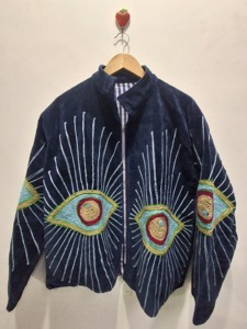 Veste d'hiver bohème brodée en velours vintage fait main, style Suzani, motif œil porte-bonheur, doublure en coton écologique, coupe classique, idéale pour les festivals - Product Image 3