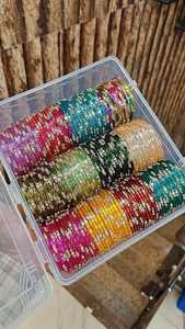 Pulseras de gelatina Tikki de calidad premium con 16 pulseras de estilo Kashmiri, perfectas para bodas y ocasiones festivas. - Product Image 3