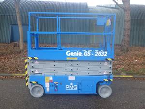 รถยกกรรไกรไฟฟ้า Genie GS-2632 รุ่นใหม่ ระบบไฮดรอลิกเต็มรูปแบบ ความสูง 10 เมตร รับน้ำหนัก 1000 กิโลกรัม แพลตฟอร์มทำงานบนที่สูงสำหรับคลังสินค้า - Product Image 3