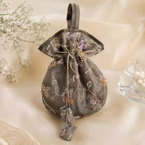 Bolso Potli de Brocado Sintético Hecho a Mano con Bordado Floral de Perlas y Borlas Redondas de Color Gris para Decoración de Bodas - Product Image 1