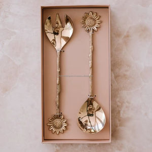 Serveur à salade en laiton martelé rustique, parfait pour la décoration intérieure traditionnelle et une présentation de service authentique - Product Image 1