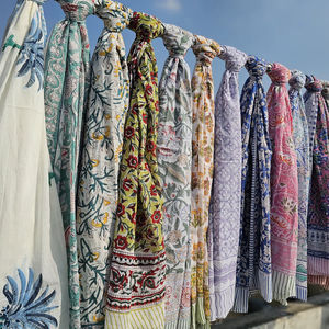 Paréo Sarong Léger en Coton Imprimé Floral Fait Main pour Femme, Style Bohème, Idéal pour la Plage et l'Été - Product Image 1