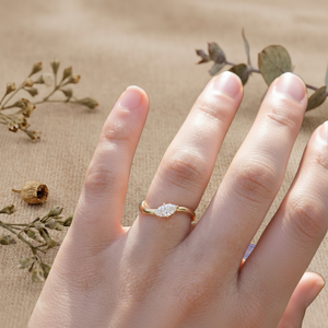 Bague de fiançailles solitaire en or 14 carats avec moissanite taille marquise, pierres latérales en forme de cerf-volant, bague minimaliste en diamant pour femme, bague élégante - Product Image 5