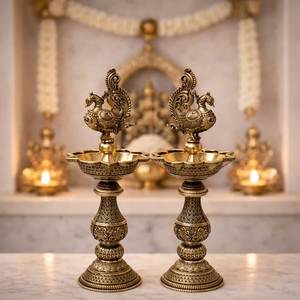 Paire de lampes Diya classiques en laiton avec ornement arrière détaillé, support de lampe à huile multi-mèches pour Puja, décoration de temple et aménagement festif - Product Image 4