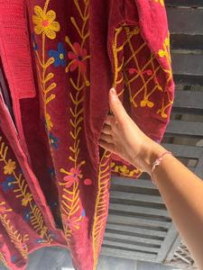 Abrigo Largo Gótico de Terciopelo Reversible Ecológico para Mujer, Tallas Grandes, Hecho a Mano con Patrón Floral Bordado, Capucha y Hombros Caídos - Product Image 3