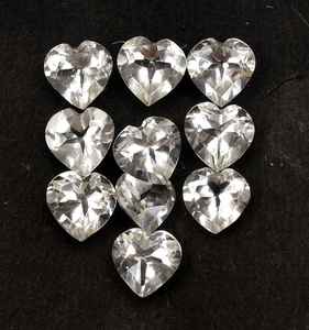 โทแพซสีขาวธรรมชาติทรงหัวใจเจียระไนแบบเหลี่ยม  ขนาดมาตรฐาน  พร้อมใบรับรอง  ไม่ผ่านการปรับแต่ง  พร้อมสำหรับการฝังในเครื่องประดับ - Product Image 1