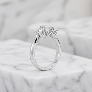 Bague de fiançailles et d'anniversaire pour femme en argent sterling 925 avec moissanite taille princesse et trois pierres serties à griffes - Product Image 2