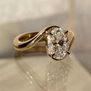 Anillo de Compromiso Ovalado con Diamante Cultivado en Laboratorio, Anillo de Oro Minimalista con Solitario Bypass, Certificado IGI USA, Regalo - Product Image 4