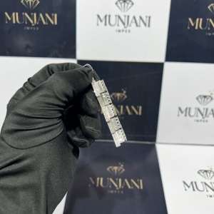 Colgantes y Dijes de Moissanita VVS de Lujo con Certificado IGI, Chapados en Oro sobre Plata 925, con Corte Baguette y Engaste de Canal, Personalizables con Nombre - Product Image 3