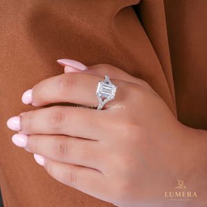 Anillo de compromiso de diamante cultivado en laboratorio con corte esmeralda, pavé completo, tallo curvo dividido con engaste de cesta de galería abierta, anillo nupcial de lujo - Product Image 1
