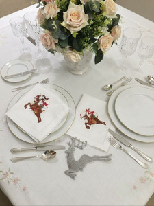 Serviettes de table personnalisées en coton brodé, motif renne et boîte cadeau de Noël, avec ourlet festonné, pour la maison, l'hôtel, les événements et les fêtes - Product Image 6