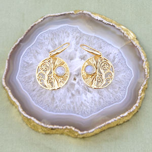 Boucles d'oreilles pendantes Art Déco en pierre de lune naturelle, monture géométrique en filigrane, laiton plaqué or 18 carats, cadeau chrétien, bijoux pour femme - Product Image 5