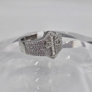 Anillo de compromiso y boda de plata de ley 925 con baño de rodio y engaste pavé de circonitas talla baguette. Moissanita de Lujo Estilo Hip Hop - Product Image 5